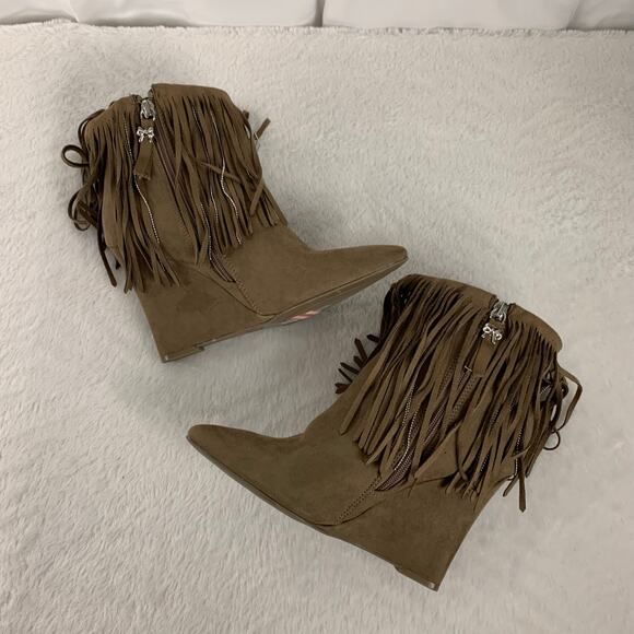 Betseyville by Betsey Johnson Fringe Tan Wedge Ankle Boots Size 7 - Picture 5 of 10